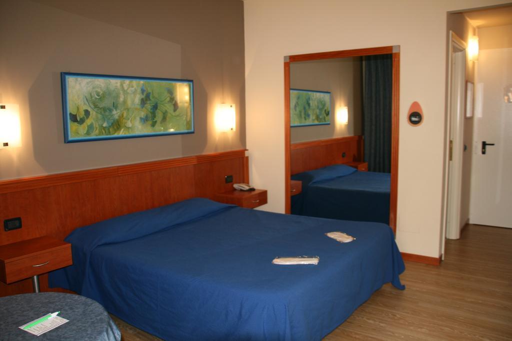 Hotel Motel Fiore Фьоренцуола-д'Арда Экстерьер фото