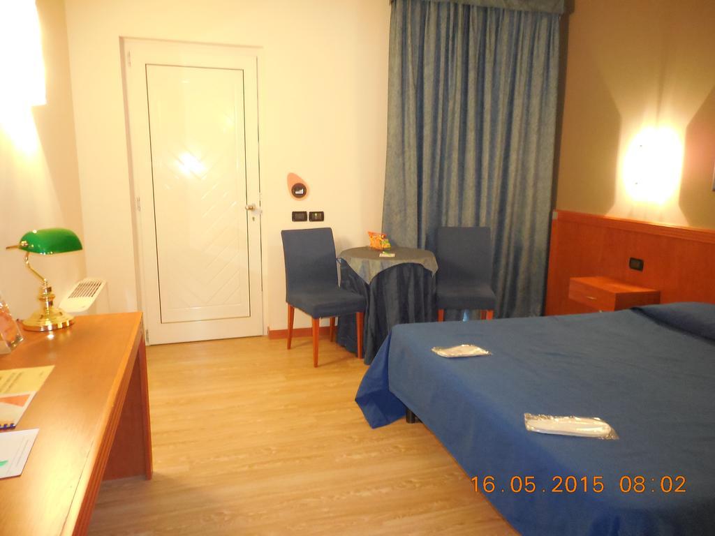 Hotel Motel Fiore Фьоренцуола-д'Арда Экстерьер фото